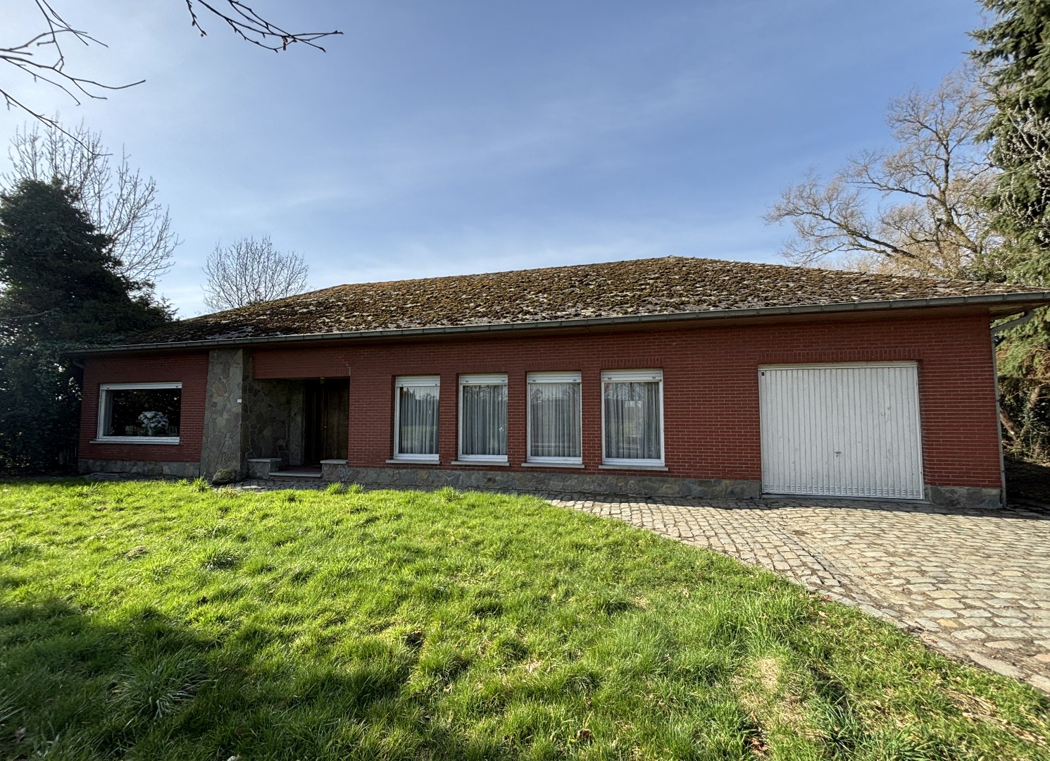 Unieke eigendom op 13.183 m² met te renoveren woning en vergunde stallingen - foto 2