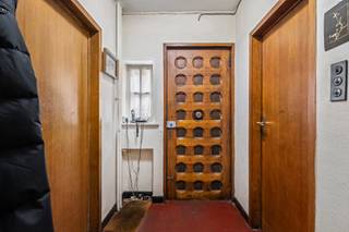 Deze woning met heel wat potentieel is gelegen op een perceel van 424 m² in de Veldstraat in Sint-Michiels. In de tuin is het uitermate genieten van rust en ruimte, perfect om buiten te ontspannen. Dankzij de centrale ligging geniet je hier van een uitstekende bereikbaarheid: het station van Brugge bevindt zich op slechts enkele meters afstand en ook scholen, winkels en tal van andere voorzieningen liggen vlakbij. Daarnaast bereik je het centrum van Brugge in een mum van tijd.<br /><br />Je betreedt de woning via de inkomhal, die toegang geeft tot de leefruimte met zit- en eetplaats. Aansluitend bevindt zich de keuken. Op het gelijkvloers is er bovendien een praktische berging met toilet aanwezig. Op de eerste verdieping bevinden zich drie slaapkamers en een badkamer.<br /><br />Verder beschikt de woning over een ruime zolder die kan worden ingericht als bijkomende slaapkamers. Ook is er een kelder aanwezig.<br /><br />De woning heeft een solide basis en een praktische indeling, maar vraagt om een renovatie om opnieuw volledig tot haar recht te komen. Met de nodige modernisaties kan dit uitgroeien tot een comfortabele en gezellige gezinswoning op een uitstekende ligging in Sint-Michiels.<br /><br />Benieuwd naar deze woning?  Contacteer Beau via beau@waeyler.be of 0470 54 16 27