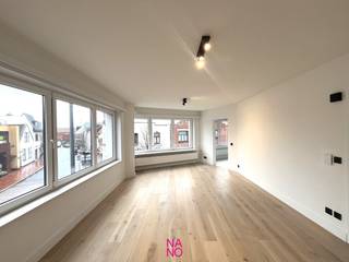 Volledig gerenoveerd, zeer lichtrijk en ruim hoekappartement met 2 slaapkamers gelegen op de eerste verdieping van een kleinschalige residentie en dit vlakbij DUINENWATER en het bruisende centrum van Knokke-Heist. Dit gezellig appartement werd recent volledig gerenoveerd alsook de gevel ( extra isolatie ) en de gemeenschappelijke delen en omvat een inkomhal, mooie lichtrijke living, volledig geïnstalleerde keuken voorzien van alle nodige toestellen, berging, 2 volwaardige slaapkamers en een gerenoveerde moderne badkamer met inloopdouche en toilet. Mogelijkheid tot aankoop van een autostaanplaats in het gebouw. Nieuw geactualiseerd EPC in opmaak.