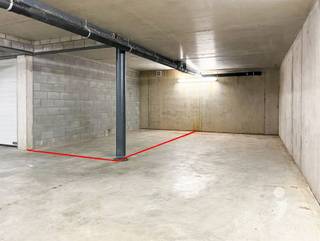 <p><span>Ondergrondse autostaanplaats in Herent centrum!</span></p><p><span> </span></p><p><span>De staanplaats is erg makkelijk te bereiken via de Onze-Lieve-Vrouwstraat.  De inrit is via een autolift (maximaal 3 ton; Hoogte 2,15 m en lengte 5,38 m; breedte: 2,93 m). Via een trappenhal en/of personenlift kan u de staanplaats verlaten. De staanplaats is naast de lift gelegen, een ideale locatie dus. De staanplaats kan ook worden gebruikt als stockage. In deze garage zijn er in totaal 8 staanplaatsen.</span></p><p><span> </span></p><p><span>Afmetingen: 5,45 meter lang en 2.72 meter breed.</span></p><p><span> </span></p><p><span>De staanplaats kan naast eigen gebruik, ook zeker dienen als investering! Momenteel is de staanplaats verhuurd.</span></p><p><span> </span></p><p><span>Interesse? Contacteer ons gerust via 0470 55 64 24 of <span>info@immolivit.be</span></span><span> </span></p><p><span> </span></p>