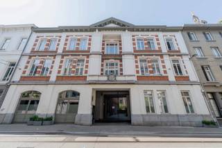 Studentenkamer van 23m² op een toplocatie in de universiteitswijk van Antwerpen.<br />Gelegen in het recent verbouwde historische pand 'Huys Portugal', de oudste brandkazerne van de stad, vlakbij het gezellige Hendrik Conscienceplein en het toeristische centrum van de stad.<br /><br />De kamer wordt momenteel verhuurd aan 560 euro per maand. Interessant voor eigen gebruik of als investering. De ruimte omvat een privatieve badkamer en slaap- en leefruimte. De keuken is gemeenschappelijk. Fietsenberging is voorzien.
