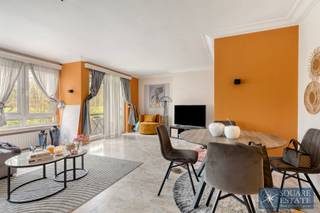 Square Estate presenteert u dit prachtige appartement met twee slaapkamers en garage, te koop gelegen in een middelgroot appartementencomplex...