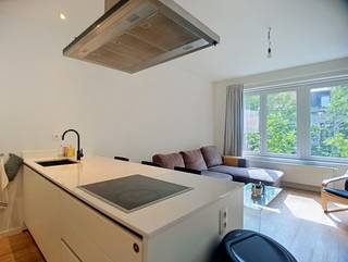 <strong>Instapklaar </strong>appartement nabij Park Spoor Noord en het Eilandje. Het appartement maakt deel uit van een <strong>volledig gerenoveerd</strong> gebouw van slechts 4 units en bevindt zich op de tweede verdieping. <br /><br /><strong>Indeling</strong>:<br />Inkom; woonkamer op parket; open keuken met kookeiland; bureaukamer; nachthal; badkamer en ruime slaapkamer op parket.<br /><br /><strong>Bijzonderheden:</strong>
<ul>
<li>Algemene kosten € 75/mnd.</li>
<li>Geen lift aanwezig.</li>
<li>Individueel verbruik van gas, water en elektriciteit.</li>
<li>Ondergrondse kelderberging.</li>
<li>Gewilde locatie.</li>
</ul>