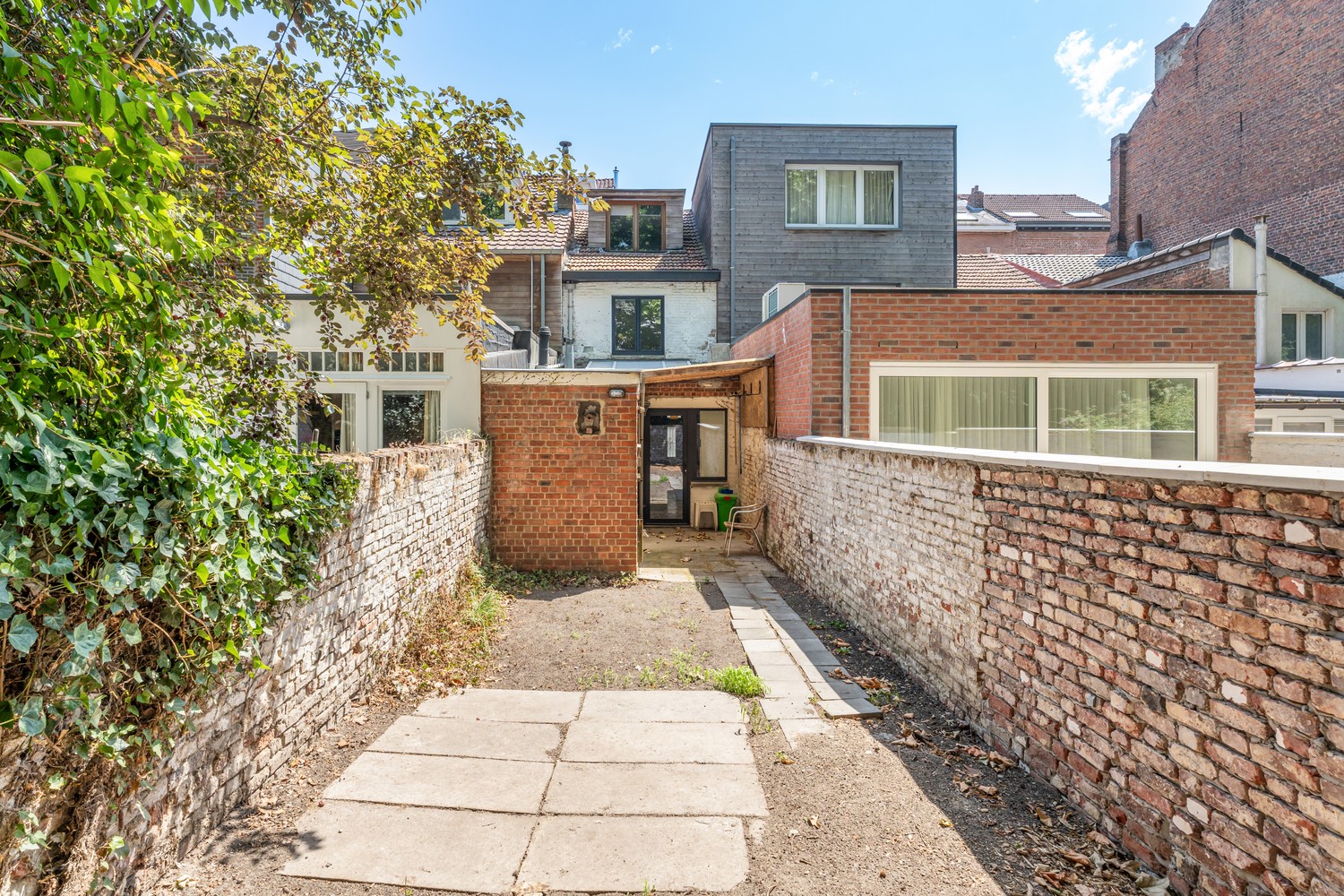 Leuke instapklare woning met 4 slaapkamers en tuin tegen het Stadspark ! - foto 3