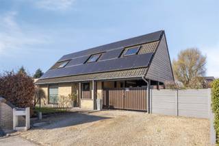 In een rustige doodlopende straat in Nederename bevindt zich deze instapklare alleenstaande gezinswoning, ideaal voor wie op zoek is naar ruimte, comfort en een groene omgeving.De benedenverdieping werd recent volledig gerenoveerd en beschikt over een nieuwe, moderne keuken die mooi aansluit bij de leefruimte. Hier geniet je van een aangename woonomgeving met veel licht en een mooi zicht op de tuin.Op de bovenverdieping bevinden zich 3 slaapkamers en een badkamer, waardoor deze woning perfect geschikt is voor een gezin of een jong koppel dat graag wat extra ruimte heeft.Een absolute troef van deze woning is de uitzonderlijk mooie en ruime tuin, waar je in alle rust kan genieten van het buitenleven. Daarnaast beschikt het perceel over een oprit, carport, werkplaats en tuinhuis, wat zorgt voor heel wat praktische mogelijkheden.De woning ligt in een residentiële en kindvriendelijke buurt, terwijl winkels, scholen en openbaar vervoer zich op korte afstand bevinden.Kortom, een gezellige gezinswoning op een rustige locatie, waar comfort en een groene omgeving perfect samenkomen.Meer informatie of een bezoek inplannen? Neem contact met Stein via 0468 41 38 48 of stein@immovercoutere.be