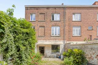**Statige herenwoning met vergunning twee appartementen**In de Kapelstraat te Tienen op een perceel van maar liefst 2a24ca en een bewoonbare...