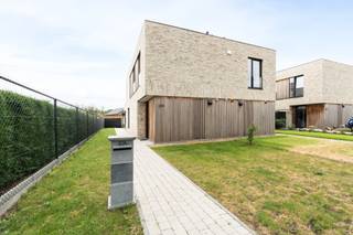 <p><span>Instapklare en energiezuinige halfopen bebouwing (2023) met zonnige tuin</span></p><p><span>Deze recente halfopen bebouwing uit 2023 combineert modern wooncomfort met een uitstekende energiezuinigheid. Via de aparte inkomhal, voorzien van een praktisch gastentoilet en handige berging, betreden we de woning.</span></p><p><span>Op het gelijkvloers bevindt zich een ruime en lichtrijke leefruimte met open keuken. Dankzij de grote raampartijen geniet u hier de hele dag van een aangename natuurlijke lichtinval en een mooi zicht op de tuin.</span></p><p><span>De eerste verdieping omvat drie volwaardige slaapkamers, een stijlvolle badkamer en een afzonderlijk toilet, wat zorgt voor extra comfort voor het hele gezin.</span></p><p><span>Buiten geniet u van een onderhoudsvriendelijke, zuidgerichte tuin waar het heerlijk vertoeven is in alle rust. De woning beschikt over een parking plaats en carport</span></p><p><span>Troeven van deze woning:</span></p><ul><li><span>Recente woning (bouwjaar 2023) </span></li><li><span>Energiezuinig met </span><span>EPC-label A</span><span> </span></li><li><span>Voorzien van zonnepanelen </span></li><li><span>3 airco-units voor optimaal comfort </span></li><li><span>Zuidgerichte tuin </span></li><li><span>Rustige ligging </span></li><li><span>Onderhoudsvriendelijke afwerking </span></li><li><span>Instapklaar </span></li></ul><p><span> </span></p><p><span>Verkoop onder het gunstige tarief van </span><span>2% registratierechten</span><span>.</span></p>