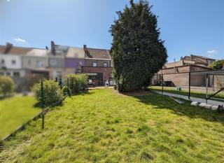 <p><span>Buizingen, vlakbij het treinstation van Halle en alle voorzieningen, ligt een ruime herenwoning in een mooie, rustige woonstraat. De woning biedt royale woonruimtes, 3 slaapkamers, een grote zolder die verbouwd kan worden en een prachtige tuin. De woning bestaat uit een betegelde hal van 10 m² met een apart toilet en garderobe, die toegang geeft tot een grote, lichte woonkamer met een dakraam van 40 m², een mooie houtkachel en een charmante, rustieke keuken van 15 m² met eethoek en toegang tot de tuin. Er is een groot terras en een mooie tuin met een schuur. De gerenoveerde badkamer is voorzien van een douchecabine, een ligbad, een dubbele wastafel en een toilet. Op deze verdieping bevindt zich ook een wasruimte. Op de eerste verdieping leidt een aangename overloop naar een grote slaapkamer van 18 m² met uitzicht op de tuin. Twee extra slaapkamers, van respectievelijk 17 en 14 m², zijn bereikbaar via een trap naar de bovenverdieping, waar nog twee slaapkamers gecreëerd kunnen worden. Centrale verwarming op olie. Garage. Dubbele beglazing. Energielabel E. Video-intercom. Prijs: 320.000 €. Informatie en bezichtigingen: 02/355.50.55.</span></p>