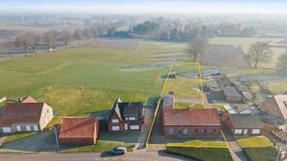 <p>Bent u op zoek naar een woning met uitbreidingsmogelijkheden zoals <strong>bijvoorbeeld een praktijkruimte</strong> aan huis, gelegen op een mooi diep perceel <strong>met vrij zicht over weilanden</strong>?</p>
<p>Dan is deze eigendom iets voor u!</p>
<p><br />Gelegen op 815 m² grond met een achterliggende tuin van 11 are, biedt deze woning tal van mogelijkheden.</p>
<p><u>Indeling van de woning:</u></p>
<p>Ruime leefruimte met gashaard; ideaal voor gezellige avonden, ingerichte eetkeuken voorzien van granieten werkblad, slaapkamer, badkamer met ligbad, toilet en wastafel, polyvalente ruimte (ideaal als 2e slaapkamer, extra badkamer of bureau). Een 3<sup>e</sup> extra slaapkamer is te bereiken via een tussenruimte die verder verbinding staat met de vaste trap naar de zolderverdieping bereikbaar via een tussenruimte.<br />Via een vaste trap toegang tot de zolderverdieping, waar extra kamers kunnen worden ingericht. Hier bevindt zich momenteel ook een 4<sup>e</sup> slaapkamer.</p>
<p><u>Huidige inpandige stal (rechts van de woning): </u></p>
<p>De huidige stal kan perfect omgebouwd worden naar een <strong>praktijkruimte aan huis, zoals bijvoorbeeld een schoonheidsinstituut, kiné-praktijk,</strong>… ofwel als uitbreiding van het bestaande woongedeelte.</p>
<p><u>Buitenruimte</u>:</p>
<ul>
<li>Vrijstaande garage en bijgebouwen</li>
<li>Ruime tuin</li>
<li>prachtig vrij zicht over weilanden ; uniek!</li>
</ul>
<p><u>Ligging</u>:</p>
<ul>
<li>Rustige, landelijke omgeving met vlotte verbinding tussen Dessel en Geel.</li>
<li>Op slechts 2 km van het centrum, dicht bij winkels en voorzieningen.</li>
</ul>
<p><u>Extra informatie:</u></p>
<ul>
<li>Renovatieplicht van toepassing.</li>
</ul>
<p></p>
<p>Snelle beslissers weten hier ongetwijfeld iets moois van te maken. Interesse? <br />Neem contact op voor een bezichtiging op het nummer 014 72 83 77 ofwel rechtstreeks via dossierbeheerder Els Dobbelaere op het nummer 0467 015 811.</p>
<span></span>