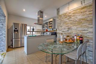 Instapklare open bebouwing, gelegen op 330m² te Oostduinkerke. Gelegen vlakbij de Simli Duinen van Nieuwpoort en op 800m van het strand. Deze woning is doorheen de jaren gerenoveerd door de eigenaars. Het gelijkvloers bestaat uit een inkom, gezellige living, ingerichte keuken met aansluitend een lichtrijke verandaruimte (extra zithoek), droge kelder, apart toilet en een traphall. De eerste verdieping bestaat uit 4 ruime slaapkamers en een badkamer voorzien van een ligbad / inloopdouche / toilet / dubbel lavabomeubel / voorziening wasmachine. Tevens is er nog een bergzolder toegankelijk vanuit de hall. De woning beschikt over een zuidwest gerichte tuin voorzien van een buitenkeuken. Ook zijn er 2 kelderbergingen aanwezig. Zonnepanelen en thuisbatterijen geïnstalleerd. Geen renovatieplicht. Asbestveilige woonst. Benieuwd naar meer? Aarzel niet om contact op te nemen voor meer informatie of een bezoek ter plaatse. EPC: 383 UC: 3586240 (Ref. NI26570)