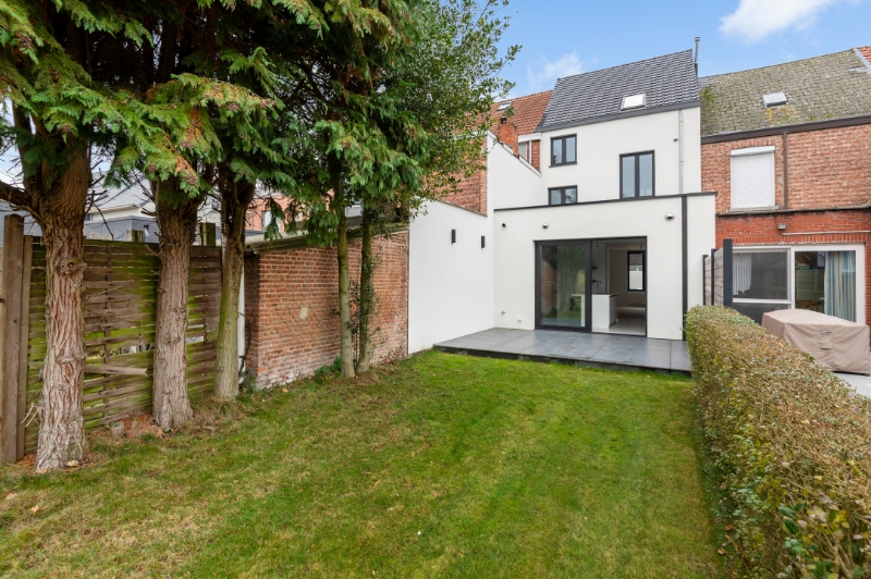 Centraal gelegen &amp; instapklare, volledig gerenoveerde rijwoning met 3 SLK &amp; tuin - foto 3