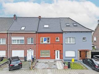 Deze instapklare doch verder af te werken woning bevindt zich langs de Boudewijnlaan te Aalst, uiterst vlot bereikbaar en met een goede verbinding naar de E40, het stadscentrum, het station... Ook winkels, scholen, de sporthal, het park Ter Linden, ... bevinden zich op wandelafstand! De woning werd sedert 2021 reeds grondig gerenoveerd en is verder af te werken naar eigen smaak en keuze. <br />Indeling: inkomhal met bergruimte onder de trap, open leefruimte/eetplaats, moderne keuken, badkamer met ligbad, lavabo en toilet, veranda, buitenberging welke tevens dienst doet als wasplaats, zonnig terras, zuidoost georiënteerde stadstuin. <br />Eerste verdieping: 2 ruime slaapkamers, 1 kleine slaapkamer (of dressing, bureau) en 1 berging. <br />Tweede verdieping: er is een geïsoleerde zolder (dak vernieuwd in 2025) welke reeds bereikbaar is via een vaste trap, deze ruimte biedt nog tal van uitbreidingsmogelijkheden!<br />Vooraan de woning is er ruimte om minstens 1 wagen op eigen terrein te parkeren. <br />IDEALE STARTERSWONING MET CORRECTE PRIJS-KWALITEITVERHOUDING!! GEEN GROTE WERKEN!!<br />Nieuw dak met isolatie, PVC en ALU ramen met HR- en dubbel glas, CV op aardgas (2020), nieuwe vloeren met isolatie, elektrische installatie conform het AREI. EPC: 328 kWh/m2jaar (label D, GEEN renovatieverplichting). <br />Vergunning uitgereikt, woongebieden, geen rechterlijke herstelmaatregel of bestuurlijke maatregel opgelegd, geen voorkooprecht, geen verkavelingsvergunning. P-score: D, G-score: D, geen risicozone voor overstromingen. <br />U kan de beschikbare attesten bij verkoop downloaden via de website janssens-leroy.be.: