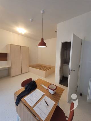 <p><span>*</span><span> Bezoek aan te vragen via student@immolivit.be </span></p><p><span>** Alleen voor studenten</span></p><p><span> </span></p><p><span>Project YOU bevindt zich op de Bondgenotenlaan, de belangrijkste en meest gekende winkel-wandelstraat van Leuven. Met zijn drie ingangen en strategische ligging onder de toren van de universiteitsbibliotheek is het project dé nieuwe hotspot voor studenten in Leuven. </span></p><p><span> </span></p><p><span>YOU is bereikbaar via drie strategisch gelegen ingangen op de Bondgenotenlaan, in de Koning Leopold I-straat en in de Bogaardenstraat. Dankzij de ligging langs de belangrijke toegangsweg van de stad is YOU vlot bereikbaar, zowel te voet, met de fiets als met het openbaar vervoer en de wagen. De dichtstbijzijnde bushalte bevindt zich op één minuut, het treinstation op slechts tien minuten. <br /><br />De gebouwen zijn voorzien van alle comfort en uitgebreide eigentijdse faciliteiten, en de groene binnengebieden bieden ruimte voor een aangename break in het levendige Leuvense studentenleven. </span></p><p><span> </span></p><p><span>Elke studio beschikt over een eigen badkamer met wastafel, douche, en toilet. Daarnaast zijn de studio's ook voorzien van een kitchenette. </span></p><p><span>Ondergronds is er een afsluitbare fietsenstalling en een afvallokaal.</span></p><p><span> </span></p><p><span>De prijs is 1045 euro/maand exclusief provisie nutsvoorzieningen (€75/maand).<br /><br />Interesse? Contacteer ons via 0470 36 64 07 of student@immolivit.be</span></p><p><span> </span></p>