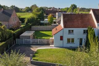Op een bijzonder rustige locatie in Holsbeek, in een doodlopende straat omringd door velden en wandelwegen, ligt deze charmante halfopen bebouwing. De woning werd rond 2015 grondig gerenoveerd en is volledig instapklaar.<br /><br />Binnen vormt de open leefruimte het hart van de woning, met aansluitend een ruime en praktische keuken. Verder zijn er drie slaapkamers, een badkamer en voldoende bergruimte. Zo is er een bureauruimte, wasberging, kelder en zolder aanwezig.<br /><br />Ook buiten biedt de woning heel wat comfort. De volledig omheinde, zuidgerichte tuin beschikt over een ruim terras en een grote tuinberging. Vooraan is er plaats om twee wagens te parkeren.<br /><br />De ligging combineert het beste van twee werelden. Je woont hier midden in het groen, met wandel- en fietsroutes vlakbij en het Kasteel van Horst op wandelafstand, terwijl ook Leuven, Aarschot en de belangrijkste verbindingswegen vlot bereikbaar blijven.<br /><br />Een instapklare gezinswoning op een mooie, rustige locatie, met een fijne tuin en de natuur vlak voor de deur. <br /><br />De woning is beschikbaar vanaf mei/juni 2027 in onderling overleg met de eigenaars.<br /><br />Interesse voor een bezoek ter plaatse? Contacteer ons snel!