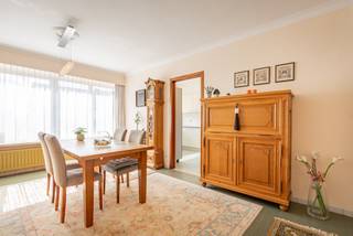 Dit 2-slaapkamerappartement bevindt zich in een verzorgde bel-etagewoning die uit slechts twee appartementen bestaat. Hierdoor geniet u van een rustige en aangename woonomgeving ideaal voor wie rust wil combineren met de nabijheid van het bruisende stadscentrum.<br />Zowel de leefruimte als de keuken bevinden zich aan de voorzijde van het gebouw en baden door de grote raampartijen volop in het licht.<br />Verder beschikt het appartement over een apart gastentoilet en een badkamer met lavabo en bad met douchefunctie.<br />Aan de rustige achterzijde bevinden zich de twee slaapkamers, die beide uitkijken op de grote, diepe tuin en het terras. <br />Een bijkomende troef is de privatieve kelderberging. Vanuit deze berging heeft u rechtstreeks toegang tot de tuin, wat bijzonder praktisch is voor het stallen van tuinmateriaal.<br />De garage wordt gedeeld met de andere bewoner van de woning en is bijzonder praktisch voor het veilig stallen van fietsen.<br />De woning is beschikbaar vanaf 01 november 2026.<br />De maandelijkse huurprijs bedraagt 995 EUR en er zijn geen gemeenschappelijke kosten. De nutsvoorzieningen (elektriciteit, gas water en internet) dient de huurder zelf afsluiten bij een leverancier naar keuze. <br />Interesse? Contacteer ons dan vrijblijvend voor bijkomende informatie of een bezoek ter plaatse.<br />info@covas.be // 016 40 60 20 // www.covas.be