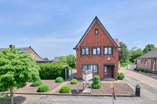 Te renoveren gezinswoning met 3 à 4 slaapkamers op een perceel van 710 m², rustig gelegen nabij het centrum van Leopoldsburg. Deze charmante woning uit 1957 biedt tal van mogelijkheden voor wie op zoek is naar ruimte en renovatiepotentieel. Met 3 volwaardige slaapkamers, een ruime zolder die kan worden ingericht als 4de slaapkamer, een diepe oprit en garage vormt dit pand de ideale basis voor een eigentijdse gezinswoning.
Rustige ligging met winkels, scholen en openbaar vervoer op korte afstand.