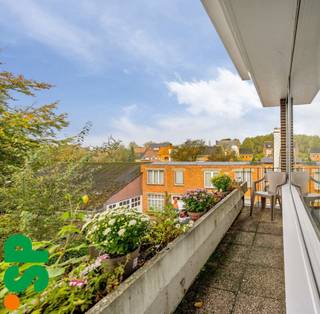 Gezellig en instapklaar appartement met 2 slaapkamers in hartje Geel<br /><br />Op zoek naar een charmant appartement op wandelafstand van scholen, winkels, zwembad en openbaar vervoer? Ontdek dit instapklare appartement op de tweede verdieping van de goed onderhouden Residentie Carpe Diem, gelegen in een rustige éénrichtingsstraat in het centrum van Geel.<br /><br />Indeling:<br />Een ruime inkomhal met vernieuwde parlofonie leidt naar twee comfortabele slaapkamers, een badkamer met douche, een apart toilet, een lichte en gezellige leefruimte, een ingerichte keuken, een praktische berging en een aangenaam terras waar je kan genieten van de zon.<br /><br />Troeven van dit appartement:<br />
<ul>
<li>Centrale, maar rustige ligging in het hart van Geel</li>
<li>EPC-label E (475 kWh/m²) en asbestveilig attest aanwezig</li>
<li>Conforme elektrische keuring</li>
<li>Niet gelegen in overstromingsgebied</li>
<li>Momenteel verhuurd aan €663,12 + €20/maand, ideaal als investering</li>
<li>Privatieve nutsvoorzieningen (gas, water, elektriciteit) – handig bij verhuur</li>
<li>Geen lift, dus lage gemeenschappelijke kosten</li>
<li>Mogelijkheid tot verlaagd registratietarief voor enige en eigen woning</li>
<li>Geen bovenburen aanwezig</li>
</ul>
<br />Dit appartement combineert comfort, een gunstige ligging en een interessant rendement. Perfect voor zowel eigen bewoning als belegging!<br /><br />Voor meer informatie of een bezoek ter plaatse, kan u contact opnemen met IMMO SP via 014 59 10 20 of mailen naar jill@immosp.be. Benieuwd naar de waarde van uw eigen woning? Vraag vrijblijvend een gratis verkoopanalyse aan – wij helpen u graag verder!