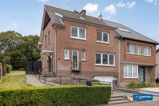 Op een uitstekende ligging, op korte afstand van de Grote Markt van Tongeren, winkels, scholen en tal van voorzieningen, vinden we deze mooie, volledig vernieuwde en instapklare stadswoning met een aangename, zuidgerichte tuin.<br />De woning combineert een moderne inrichting met veel leefruimte en is dankzij de talrijke vernieuwingen helemaal klaar voor haar nieuwe eigenaars.<br /><br />Via de inkomhal met gastentoilet bereikt u de ruime, open leefruimte. Dankzij de grote ramen geniet u hier van een aangenaam zicht en een directe verbinding met het terras en de tuin. De moderne, volledig ingerichte keuken is voorzien van kwalitatieve toestellen en sluit mooi aan bij de leefruimte.<br /><br />De verdieping beschikt over drie ruime slaapkamers, allemaal afgewerkt met een onderhoudsvriendelijke laminaatvloer. Daarnaast is er een ruime badkamer met ligbad, instapdouche, lavabomeubel en toilet.<br /><br />De zolder is bereikbaar via een valluik met trap en beschikt over dakisolatie. De vloer en het plafond zijn afgewerkt met OSB-panelen, waardoor deze ruimte heel wat mogelijkheden biedt als extra bergruimte.<br /><br />De woning beschikt bovendien over een praktische kelderverdieping met bergruimte, wasruimte, een ruime garage en een aparte toiletruimte. De centrale verwarmingsinstallatie op aardgas dateert van 2020.<br /><br />Een absolute troef is de ruime, volledig zuidgerichte tuin. Het aangename zonneterras, dat deels overdekt is, vormt de ideale plek om te genieten van zonnige dagen en gezellige momenten buiten.<br /><br />De woning werd grondig aangepakt en beschikt onder meer over:<br />een nieuwe elektrische installatie;<br />een nieuwe centrale verwarming op aardgas;<br />nieuw sanitair;<br />nieuwe vloeren;<br />een vernieuwde, moderne inrichting.<br />Kortom: een instapklare stadswoning met 3 slaapkamers, garage, ruime zuidgerichte tuin en een uitstekende ligging nabij het centrum van Tongeren.