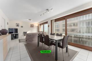 Ontdek dit instapklaar appartement op de 5de verdieping van residentie Zandbank, met een mooi lateraal zeezicht. Gelegen op een toplocatie dicht...