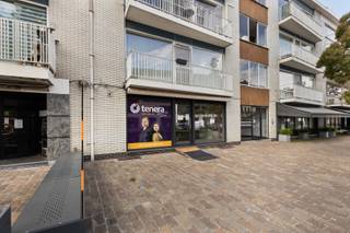 <strong>Kantoor- of handelsruimte te koop in hartje Zutendaal – 96 m² op een toplocatie</strong><br /><br />Deze handels- of kantoorruimte van ca. 96 m² bevindt zich op een zichtlocatie langs de Sprinkelestraat in het centrum van Zutendaal. Een verbindingsweg waar dagelijks veel passage is en waar winkels en horecazaken zich stap voor stap ontwikkelen tot een gezellig handelscentrum.<br /><br />Recht tegenover het pand werd door de gemeente een open plein aangelegd, dat dienst doet als marktplein en eventuele andere activiteiten – een extra troef voor ondernemers die zichtbaarheid en beleving belangrijk vinden.<br /><br />Dankzij de grote etalage/raampartijen geniet de ruimte van overvloedig daglicht én een sterke visuele aanwezigheid naar voorbijgangers toe.<br /><strong>Kortom:</strong> de ideale plek voor wie een commerciële ruimte zoekt met zichtbaarheid, uitstraling en groeipotentieel.<br /><br /><strong>Uitstekende bereikbaarheid:</strong>
<ul>
	<li>Slechts 2 minuten tot de oprit van de E314 richting Maastricht-Aken of Leuven-Brussel</li>
	<li>Ca. 15 minuten tot de E313 richting Luik-Antwerpen</li>
	<li>Vlotte verbinding met omliggende gemeenten en openbaar vervoer</li>
</ul>
<strong>Indeling:</strong>

<ul>
	<li>Ruime ontvangstruimte of open werkruimte aan de straatzijde</li>
	<li>Berging/opslagruimte</li>
	<li>Keuken</li>
	<li>Apart toilet</li>
	<li>Badkamer met lavabo en douche</li>
</ul>
<strong>Troeven:</strong>

<ul>
	<li>Strategische ligging met uitstekende visibiliteit</li>
	<li>Grote raampartij met uitzicht op het plein</li>
	<li>Voldoende publieke parkeergelegenheid in de omgeving</li>
	<li>Nabij winkels, scholen en openbaar vervoer</li>
	<li>Geschikt voor uiteenlopende beroepsactiviteiten</li>
</ul>
Deze ruimte combineert zichtbaarheid, bereikbaarheid en functionaliteit – klaar om meteen in gebruik te nemen voor diverse professionele doeleinden.<br /><br />Interesse? Neem snel contact op en maak een afspraak voor een bezichtiging: 0496/174608 of katrien@hermania.be