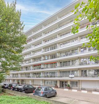 This very spacious penthouse is located on the 8th floor of a centrally situated building in Anderlecht. The elevator goes up to the 7th floor,...