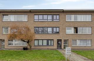 Energiezuinig appartement met 2 slaapkamers en een terras.Indeling:Men komt meteen binnen in de centraal gelegen inkomhal, voorzien van een handige,...