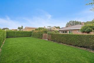 Gelijkvloerse woning te koop in de Hazewindstraat 8 te Vlamertinge. Dit huis te koop is uitermate geschikt voor wie op zoek is naar een alleenstaande gelijkvloerse woning nabij Ieper en Poperinge. Dit huis ligt op een mooi stuk grond van 873m² en heeft 2 slaapkamers (3 mogelijk), zongerichte tuin en een ruime externe garage. Deze statige, vrijstaande woning in de Hazewindstraat 8 te Vlamertinge biedt u een unieke kans om uw droomwoning te realiseren. Vraag nu je bezoek aan!<br /><br />INDELING<br />Inkomhal - woonkamer voorzien van houtkachel en airco - ruime lichtrijke leefkeuken - keukenberging - gang met apart toilet - twee slaapkamers - badkamer met lavabomeubel en ligbad - inpandige garage, mogelijk om in te richten als 3de slaapkamer - zonnige aangelegde tuin - ruime oprit en externe dubbele garage, veel parkeermogelijkheid! <br /><br />Verder heeft deze woning nog een bergzolder onder het dak.<br /><br />TROEVEN<br />- Gelegen nabij dorpskern, Ieper en Poperinge in een rustige straat<br />- Alleenstaand<br />- Volledig gelijkvloers <br />- Drie slaapkamers mogelijk <br />- Veel parkeermogelijkheid<br />- Ruime externe garage<br />- Regen & grondwaterput<br />- In te richten/renoveren volgens eigen stijl<br /><br />Deze AI-visualisaties zijn bedoeld als inspiratie. Er werd geen rekening gehouden met technische specificaties, stedenbouwkundige voorschriften of de concrete mogelijkheden tot realisatie.<br /><br />Dit pand is onderworpen aan de renovatieverplichting van de Vlaamse overheid voor residentiële gebouwen (behoudens bij sloop binnen 5 jaar na de aankoop). Consulteer voor meer informatie de website van het Vlaams Energie- en Klimaatagentschap via https://www.vlaanderen.be/een-woning-kopen/renovatieverplichting-voor-residentiele-gebouwen<br /><br />Bestuursmaatregelen in het maatregelenregister: nee