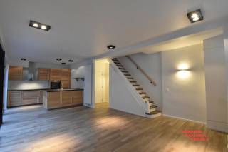 Deze charmante woning in het hart van Brugge biedt een perfect combinatie van comfort en ligging. Met twee ruime slaapkamers is dit een ideale woning.<br />De praktische indeling zorgt voor een aangename leefruimte waar natuurlijk licht volop binnenvalt.<br /><br />De woning beschikt over één moderne badkamer, voorzien van alle nodige comfort en afwerking. Dankzij de efficiënte benutting van de ruimte is er voldoende bergruimte, wat bijdraagt aan het rustige karakter van het interieur. De zorgvuldig gekozen materialen en afwerking geven de woning een eigentijdse uitstraling.<br /><br />De woning beschikt over een gezellige stadskoer waarop u in alle rust kan genieten. Dit maakt het plaatje compleet voor wie wil genieten van het stadsleven met een stukje privé buiten. <br />Dankzij de centrale ligging in Brugge zijn voorzieningen, scholen en openbaar vervoer gemakkelijk bereikbaar.