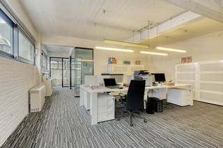Het kantoor te huur in Antwerpen beschikt over een ruime open werkruimte met functionele eilandopstelling, ideaal voor een moderne en dynamische werkomgeving. Daarnaast is er een afzonderlijk bureau, dat volledig is afgezonderd van de open werkplekken en daardoor perfect geschikt is voor een directie-, privé- of concentratieruimte.<br /><br />Verder beschikt het kantoor over een aparte vergaderruimte, ideaal voor overleg met collega's, klanten of partners. De aanwezige keuken zorgt voor het nodige comfort tijdens de werkdag.<br /><br />Een belangrijke extra troef is de ruime kelder, die bijzonder geschikt is als opslagruimte voor archief, materiaal of andere kantoorbenodigdheden.<br /><br />Troeven.  <br />- Gelegen in het centrum van Antwerpen    <br />- Rustige ligging in het Hessenstraatje<br />- Ruime kelder met veel opslagmogelijkheden    <br />- Ideale combinatie van centrale ligging, ruimte en rust    <br /><br />Een veelzijdig kantoor met een praktische indeling en een uitstekende ligging voor wie centraal in Antwerpen wil werken zonder in te boeten aan rust en comfort.<br />  <br />Bent u geïnteresseerd in een appartement of woning te huur in Antwerpen? Aarzel dan niet om ons te contacteren.  <br />Had u graag uw eigen eigendom te huur of te koop aangeboden contacteer ons dan voor een vrijblijvende schatting, telefonisch op het nummer 03/206.76.76 of per mail naar antwerpen@dewaele.com.    <br /><br />Ook voor alle andere vragen omtrent vastgoed kan u steeds bij ons kantoor te Antwerpen terecht!<br /><br />Bestuursmaatregelen in het maatregelenregister: nee