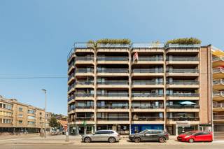 <p><span>Centraal gelegen appartement met twee slaapkamers en ruim terras.</span></p><p><span> </span></p><p><span>Dichtbij winkels, openbaar vervoer, scholen, etc. </span></p><p><span>Dak reeds geïsoleerd. Twee terrassen. Veiligheidsdeur.</span></p><p><span>Overal dubbele beglazing;</span></p><p><span> </span></p><p><span>Indeling</span><span>.</span></p><p><span> </span></p><p><span>Via een ruime inkomhal (met videofoon) met apart toilet komen we in de leefruimte met toegang tot een terras. De keuken die ook toegang heeft tot het terras.</span></p><p><span>Er zijn twee slaapkamers met rolluiken, waarvan een met ingemaakte kast. En toegang tot een ruim terras.</span></p><p><span>De badkamer heeft ook een plaats voor de wasmachine.</span></p>