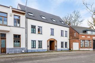 <p><strong>Gerenoveerde woning </strong>met 3 slaapkamers, 2 badkamers en een bewoonbare oppervlakte van 171m². Woning bevat een privatieve en zonnige, ruime tuin op een <strong>topligging</strong> te Schilde! Gelijkvloers: inkomhal met apart gastentoilet, voorzien van handenwasser. Woonkamer van 32m² op tegelvloer met een<strong> open en volledig geïnstalleerde keuken</strong> met toegang tot de <strong>zuidgerichte tuin.</strong> De keuken is voorzien van een ingebouwde koelkast, diepvriezer, dubbele spoelbak, inductiekookplaat met dampkap, combi-microgolfoven en vaatwasser. Op de eerste verdieping bevinden zich <strong>twee ruime slaapkamers van 17m² en 15m²</strong>, beide op keramische parkettegel. De badkamer van 9m² op tegelvloer is uitgerust met een inloopdouche, ligbad en dubbel lavabomeubel. Daarnaast bevindt er zich nog een apart toilet in de nachthal. De tweede verdieping beschikt nog over een <strong>ruime slaapkamer van 17m² </strong>met <strong>ensuite badkamer van 12m²</strong> voorzien van douche, dubbel lavabomeubel, toilet en aansluiting wasmachine/droogkast. In de tuin bevindt zich een betegeld terras van 30m² en is er nog een doorgang naar de straatkant via een gemeenschappelijke gang (zeer praktisch voor bijvoorbeeld fietsen of om vuilbakken te verplaatsen).</p><p>Extra:<br />- EPC: 154 KwH/m² (B-label)<br />- Watertoets: perceelscore A, gebouwscore A. <br />- Stedenbouwkundige informatie in aanvraag<br />- Maatregelenregister in aanvraag</p><p>Nabij school, winkels, autosnelweg, openbaar vervoer, etc. Voor meer info ga naar www.coenenvastgoed.be of bel 03/375.82.92</p>