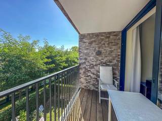 Zonnige assistentiewoning met breed zonneterras. Op wandelafstand van het centrum van Koksijde-Bad. Het appartement bestaat uit: inkom met apart toilet, ruime woonkamer met directe toegang tot het grote zonneterras, mooie slaapkamer, ingerichte keuken met toestellen, badkamer en kelder. Zorgaanbod en verschillende faciliteiten ter plaatse. Aantrekkelijke fiscaliteit (o.a. geen onroerende voorheffing). Geschikt voor eigen gebruik of als investering.