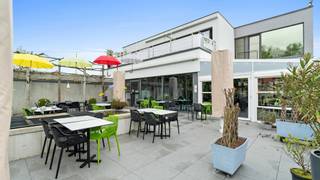 Uniek handelspand (454 m²) met appartement (135 m²) op toplocatie in Lubbeek – gebouwd door CONCRETE HOUSEDit pand, momenteel ingericht als...