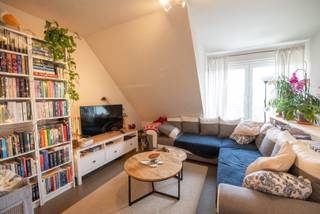 Instapklaar dakappartement met inkom, wc, living met open keuken (volledig ingericht met o.a. vaatwas), berging, badkamer (dubbele lavabo, inloopdouche), 1 slaapkamer, 2e slaapkamer/bureau, zolder, carport inbegrepen voor 2 wagens! <br /><br /><br />Beschikbaarheid: 1/03/2026<br />Syndickosten: inclusief huurprijs<br /><br />Voor meer info of een bezoek: lisa@immoroba.be
