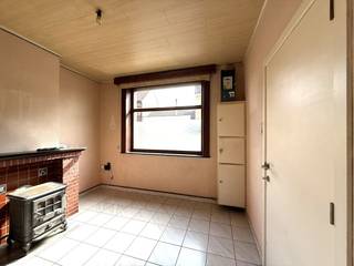 House for sale in Meenseweg 147 in Ypres with 4 bedrooms, garden and garage with exit. This house to be refreshed or renovated offers...