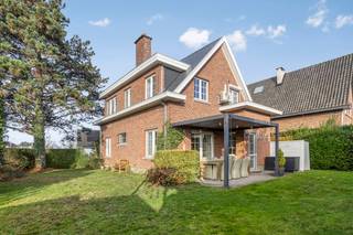 immo DAVID stelt voor: instapklare 4-gevelwoning op 4are 62caIn een rustige doodlopende straat staat deze karaktervolle, instapklare 4-gevelwoning...