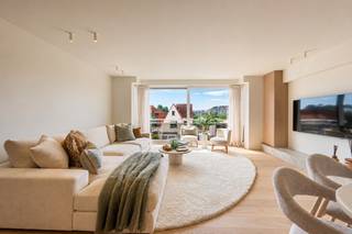 Schitterend gelegen appartement, compleet gerenoveerd en voorzien van 3 slaapkamers, 2 badkamers en prachtige zichten over het Zegemeer en La Reserve. Gelegen aan de zonnekant van de Koningslaan, vlakbij alle winkels en op wandelafstand van het strand. <br /><br />Indeling: inkom, gastentoilet, een zongerichte woonkamer met een open en ingerichte luxe keuken, achteraan 2 grote slaapkamers en een ingesloten 3de slaapkamer met stapelbed. De masterbedroom heeft zijn eigen badkamer, de overige slaapkamers delen een 2de douchekamer. Alle slaapkamers hebben inbouwkasten op maat gemaakt. Er is een bergruimte/wasplaats in het appartement. <br /><br />Op het gelijkvloers kan er nog een garagebox aangekocht worden. De privatieve kelderberging zit inbegrepen. <br /><br />Bezoeken: Graag na afspraak met Willem Cauwels op tel 050.89.27.70