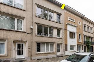 <p><span>Ligging</span><span>:</span></p><p><span> </span></p><p><span>Te moderniseren opbrengsteigendom met 3 appartementen (geen lift) centraal gelegen te Deurne-zuid met alle voorzieningen (winkels, supermarkt, banken , buurtwinkels, horeca, openbaar vervoer) in de onmiddellijke omgeving. Het Boekenbergpark bevindt zich op 400 m.</span></p><p><span> </span></p><p><span>Indeling:</span></p><p><span> </span></p><p><span>Glv.: appartement met 1 (ruime) slaapkamer, badkamer met douche, basic keuken. De keuken is achteraan gelegen en biedt doorgang naar de verzorgde tuin van ca. 130 m² (22-23.5 m diep)</span></p><p><span> </span></p><p><span>1° & 2° verd.: 2 quasi identieke appartementen met beiden een inkomhal met vestiaire, woonkamer 25 m², basic keuken (vooraan), basic badkamer met douche en toilet en 2 slaapkamers achteraan waarvan 1 met toegang tot het terras (5 m²)</span></p><p><span> </span></p><p><span>In de kelder van hetgebouw zijn er 5 bergingen beschikbaar.</span></p><p><span> </span></p><p><span>Technische kenmerken:</span></p><p><span> </span></p><p><span>EPC Label : Glv Label D (352) - 1° verd.: Label E (439) - 2° verd. Label B (169)</span></p><p><span>Dak gebouw geïsoleerd in 2025</span></p><p><span>Glv. & 1° verd. CV met gaskachel - 2° verd. Recente condensatieketel op aardgas</span></p><p><span>Glv.: houten ramen met enkel glas - 1° verd.: hout enkel glas/pvc dubbel glas - 2° verd.: pvc ramen met dubbele beglazing</span></p>