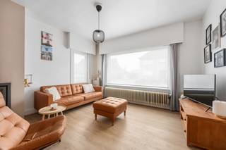 [[ DIT PAND NEEMT DEEL AAN DE ERA OPEN HUIZEN DAG OP 13/6 VAN 17:30 TOT 18:30 ]]
<p>Te koop: halfopen woning in het centrum van Hamme, op korte afstand van openbaar vervoer en voorzieningen.</p>

<p>Deze woning uit 1956 biedt een ruime indeling en een aangename ligging in een sociale buurt. De grote tuin vormt een perfecte plek om te ontspannen of te genieten van buitenactiviteiten. De garage zorgt voor extra comfort en veilige parkeergelegenheid. Bovendien beschikt de woning over een ruime zolder die extra opslagruimte of een creatieve invulling mogelijk maakt.</p>

<p>Belangrijkste ruimtes:<br />• Living (28 m²) met veel lichtinval<br />• Eetkamer (16 m²) aansluitend op de living<br />• Keuken (10 m²) met functionele indeling<br />• Badkamer (9 m²)<br />• Slaapkamer (19 m²)<br />• Slaapkamer (15 m²)<br />• Slaapkamer (13 m²)<br />• Zolder (25 m²) met veel mogelijkheden</p>

<p>Troeven:<br />• Grote tuin voor ontspanning<br />• Garage voor veilige en handige parkeergelegenheid<br />• Ruime zolder met potentieel</p>

<p>Neem vandaag nog contact op met je ERA-makelaar voor een bezoek. JOUW DROOMHUIS. ZO GEVONDEN!</p>