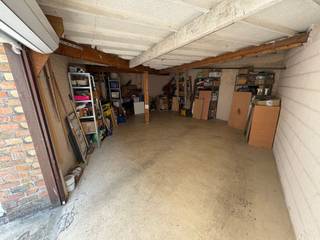 Deze uitzonderlijk ruime garage is gelegen in de Oorlogsinvalidenlaan in Westende Bad, op een toplocatie in het centrum en vlak bij de Koning Ridderdijk (de zeedijk). Een zeldzame opportuniteit voor wie op zoek is naar veel ruimte en comfort op een centrale locatie.<br /><br />Met een oppervlakte van ca. 36 à 38 m² biedt deze garage plaats aan minstens twee wagens, met bovendien nog extra ruimte voor fietsen, opslag of bijkomende bergruimte.<br /><br />De garage beschikt over een makkelijke toegang en een vlotte inrit met een breedte van 2,61 meter en een hoogte van 1,85 meter, wat zorgt voor comfortabel in- en uitrijden.<br /><br />Dankzij de royale afmetingen en centrale ligging is deze garage ideaal voor eigen gebruik of als interessante investering in een buurt waar parkeerplaatsen bijzonder gegeerd zijn.<br /><br />Voor meer informatie of een bezoek kunt u contact opnemen met Inti op inti@immofrancois.be<br /><br /> of 0499 74 89 74.<br /><br />