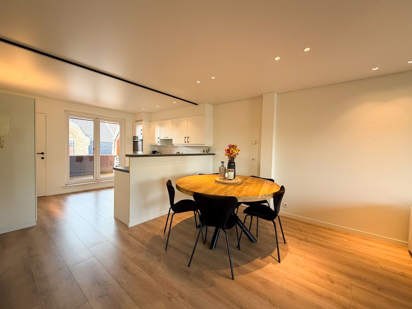 Lichtrijk dakappartement met 2 slaapkamers te huur - foto 4