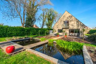 Uitzonderlijk ruime villa gelegen te Nieuwpoort, Genklaan 9 op een uitzonderlijke perceel van 1339 vierkante meter met volledige privacy en zuid-west gerichte tuin. Deze villa beschikt over vijf slaapkamers en werd gebouwd met uiterst kwalitatieve materialen en perfect onderhouden. De villa is rustig gelegen en ligt op slechts 3km van de zee en op 1km van de Markt.Indeling gelijkvloers:- riante inkomhal met vestiairekast- lichtrijke leefruimte met aansluitend terras en prachtige tuin- ingerichte keuken met eetplaats- bureauruimte- berging- ruime dubbele garage + extra bergplaats- apart toiletIndeling eerste verdieping:- ruime nachthall/bureau- slaapkamer 1 (26m²)- slaapkamer 2 (20m²)- slaapkamer 3 (20m²-- slaapkamer 4 (15m²)- slaapkamer 5/wasplaats (11m²)- apart toilet- bergruimte- badkamer 1 met dubbele lavabo, bad en douche- badkamer 2 met douche en dubbele lavaboTroeven:- nieuw HR glas (2025) + nieuwe condensatieketel (2023)- conforme elektrische keuring- uitzonderlijk ruim- hoogwaardige afwerking (granieten vloer, afzelia ramen, koperen afvoerbuizen,...)Bent u op zoek naar een uitzonderlijk ruime villa met dubbele garage? Aarzel niet en vraag nu nog naar uw afspraak!Bestuursmaatregelen in het maatregelenregister: in aanvraag