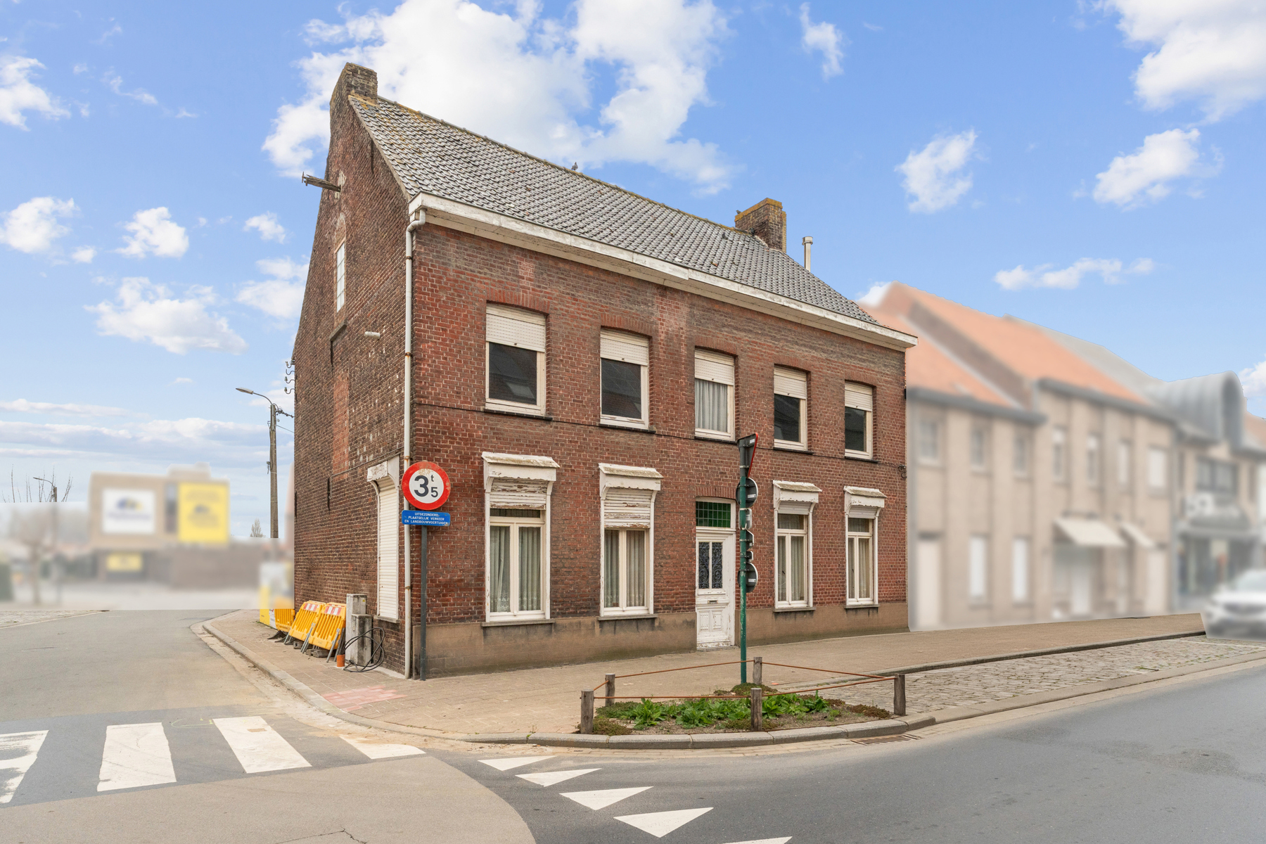 Ruime te renoveren woning met garage in centrum Kortemark - foto 1