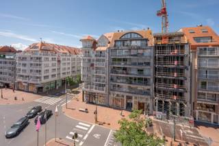Au sein de la résidence Residentie Europe, nous vous proposons cet appartement à rafraîchir bénéficiant d’une situation centrale sur la Lippenslaan, avec une vue dégagée en direction de la Elizabetlaan.<br /><br />L’appartement offre une superficie habitable de 85 m² et dispose d’un agencement pratique et confortable. La cuisine séparée est entièrement équipée avec tout le confort moderne. Vous y trouverez également deux chambres spacieuses et complètes, idéales tant comme résidence principale, pied-à-terre ou investissement.<br />La salle de bains, située au centre de l’appartement, est fonctionnelle. Une cave privative dans l’immeuble complète l’ensemble et offre un espace de rangement supplémentaire.<br /><br />Intéressé(e) ? Contactez-nous pour plus d’informations ou pour organiser une visite.<br /><br />Ref. A721 