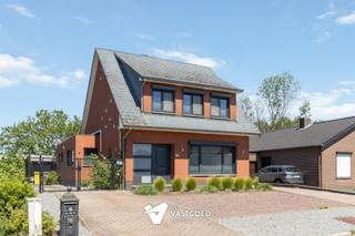 <p><span>Gerenoveerde, instapklare woning op leuke ligging</span></p><p><span> </span></p><p><span>Belangrijkste troeven:</span></p><p><span>- Gerenoveerde, instapklare woning</span></p><p><span>- Voorzien van PV-panelen, thuisbatterij 10 kW en airco's</span></p><p><span>- Reeds gerenoveerd: ramen, badkamer, keuken, spouwmuurisolatie...</span></p><p><span>- Praktische indeling met mooie ruimtes</span></p><p><span>- Ruime woonkamer met veel lichtinval</span></p><p><span>- Leuke veranda en praktische garage</span></p><p><span>- Mooi perceel van 1111m2 met tuin- en werkhuis</span></p><p><span>- Ideale ligging: rustig en goede bereikbaarheid van scholen, winkels, centrum...</span></p><p><span> </span></p><p><span>Bekijk zeker ook onze grondplannen met de afmetingen. Zo krijgt u van thuis uit al een perfect beeld van wat deze woning te bieden heeft!</span></p><p><span>Wenst u meer info of een vrijblijvende bezichtiging, contacteer dan ons kantoor op het nummer 014 39 99 99 en wij helpen u graag verder.</span></p>