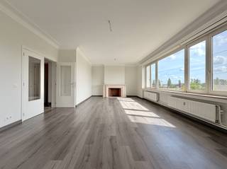 <p><span>ANTWERPEN - Jan Van Rijswijcklaan:</span><span> Zeer mooi gerenoveerd appartement van ca 155m² met 3 slaapkamers, 2 badkamers en autostaanplaats.</span></p><p><span> </span></p><p><span>BESCHRIJVING:</span></p><p><span> </span></p><p><span>Appartement 5C op de 5° verdieping van zeer verzorgd gebouw.</span></p><p><span>Inkomhal (ca. 9,5m²) op marmeren tegels (dambordmotief).</span></p><p><span>Vestiairekast.</span></p><p><span>Nieuw gastentoilet met mozaiektegels en handenwasser.</span></p><p><span>Lichte leefkamer (ca. 32m²) op parket, met open haard op gas. Brede raampartijen zorgen voor veel lichtinval.</span></p><p><span>Gelakte, houten schuifdeuren scheiden de leefkamer van de eetkamer.</span></p><p><span>Eetkamer (ca. 26,5m²), Open haard op gas.</span></p><p><span>Volledig geïnstalleerde nieuwe keuken met kasten en toestellen (oven, keramische kookplaat, dampkap, vaatwasser, koelkast)</span></p><p><span>Slaapkamer 1 (ca. 14,5m²) </span></p><p><span>Slaapkamer 2 (ca. 19m²)  met annex badkamer.</span></p><p><span>Deze badkamer is voorzien van ligbad, dubbele lavabo, douche, toilet, aansluiting wasmachine en droogkast, schabben.</span></p><p><span>Slaapkamer 3 (ca. 12m²) op parket met aansluitend badkamer 2, voorzien van douche en lavabo.</span></p><p><span> </span></p><p><span>Kelder.</span></p><p><span> </span></p><p><span>Inpandige autostaanplaats aan 120€/maand</span></p><p><span> </span></p><p><span>BIJZONDERHEDEN:</span></p><p><span> </span></p><p><span>- Totaalrenovatie - instapklaar - afwerking met hoogwaardige materialen.</span></p><p><span>- Gemeenschappelijke kosten: 250 €/maand (provisie voor verwarming, water, lift, onderhoud gebouw)</span></p><p><span>- Residentiële ligging dicht bij openbaar vervoer en alle grote invalswegen</span></p><p><span>- Alarm</span></p><p><span>- Overal dubbele beglazing</span></p><p><span>- Lichtrijk en marmeren vloeren</span></p><p><span>- Dubbele marmeren schouw</span></p><p><span>- Onmiddellijk beschikbaar</span></p>