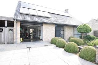 - Ideale ligging in Merkem (Houthulst): Meidoornstraat 2- Ruime woonkamer met centrale verwarming en gezellige gashaard- Open keuken voorzien van...