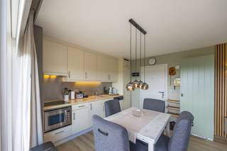 Welkom in dit volledig gerenoveerde en <strong>instapklare</strong> éénslaapkamerappartement, gelegen op de negende verdieping van residentie Duinroos in Middelkerke.<br /><br />Dankzij de brede voorgevel en de <u>grote raampartijen</u> baadt de leefruimte in het natuurlijke licht en geniet u van een ruimtelijk en aangenaam woongevoel.<br />De lichtrijke leefruimte sluit aan op de open, volledig uitgeruste keuken.<br /><br />Via het schuifraam heeft u toegang tot het <strong>zonnige terras</strong>, waar u kunt ontspannen terwijl u geniet van een <u>prachtig uitzicht op de duinen</u> en het achterliggende landschap.<br />Het appartement werd recent met veel zorg en oog voor detail <strong>vernieuwd</strong>, waardoor het een eigentijdse uitstraling en optimaal wooncomfort biedt. Bovendien wordt het <strong>volledig gemeubeld</strong> verkocht.<br />De badkamer is praktisch ingericht en voorzien van een modern lavabomeubel, een douche en een toilet.<br /><br />Residentie Duinroos beschikt daarnaast over een gemeenschappelijke <u>fietsenberging</u>, waar fietsplaatsen kunnen worden gehuurd, evenals een gemeenschappelijk vuilnislokaal.<br /><br />Er is tevens de mogelijkheid om een staanplaats aan te kopen voor € 40.000 (gelegen in de Westendelaan 72).