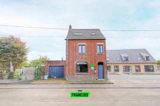 Op een rustige ligging, vlak bij het centrum van Handzame (Kortemark), vinden we deze ruime woning met vijf slaapkamers. De woning vraagt wat opfrissing, maar biedt heel wat potentieel voor wie op zoek is naar ruimte en comfort.<br /><br />Op het gelijkvloers bevindt zich een lichtrijke leefruimte met aansluitende open keuken. Vanuit de keuken is er directe toegang tot de tuin en de garage. Daarnaast is er nog een badkamer en een praktische berging aanwezig. Op de eerste verdieping zijn er twee ruime slaapkamers, waarvan één voorzien is van een dressing. Op de tweede verdieping zijn er nog drie extra slaapkamers.<br /><br />De woning beschikt momenteel over een EPC-label F, maar mits enkele gerichte aanpassingen val je buiten de renovatieverplichting.<br /><br />