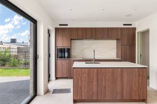 <p><span>Hoogkwalitatieve, energiezuinige nieuwbouwwoning nabij centrum.</span></p><p><span> </span></p><p><span>Belangrijkste troeven:</span></p><p><span>- Prachtige hoogwaardige keuken met Miele toestellen, Quooker kraan en Dekton werkblad en spatwand</span></p><p><span>- Reeds geschilderd, buitenaanleg reeds gebeurd, ook vloerverwarming op kamers</span></p><p><span>- Hoogkwalitatieve afwerking en materialen</span></p><p><span>- Gebruik van de beste technieken</span></p><p><span>- Doordachte indeling met mooie ruimtes</span></p><p><span>- 3 ruime kamers, waarvan 1 met dressing mogelijk</span></p><p><span>- Mogelijkheid tot plaatsen carport (reeds vergund)</span></p><p><span>- Centrale ligging met alle voorzieningen (winkels, school, station) op wandelafstand</span></p><p><span> </span></p><p><span>Prijs exclusief BTW en registratierechten ! </span></p><p><span> </span></p><p><span>Bekijk zeker ook onze 3D virtuele rondleiding en onze grondplannen met de afmetingen. Zo krijgt u van thuis uit al een perfect beeld van wat deze woning te bieden heeft!</span></p><p><span> </span></p><p><span>Wenst u meer info of een vrijblijvende bezichtiging, contacteer dan ons kantoor op het nummer 014 39 99 99 en wij helpen u graag verder.</span></p>